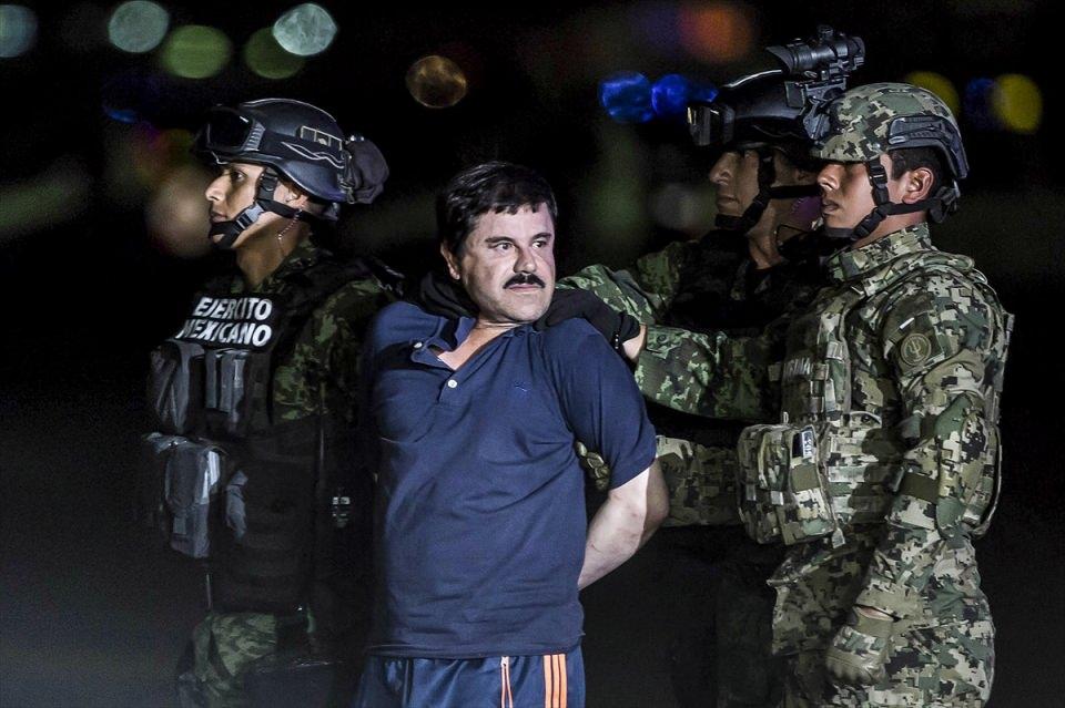 <p>Ülkenin en iyi korunan hapishanesinden firar eden "El Chapo" lakaplı uyuşturucu baronu Joaquin Guzman, yakalanarak Meksiko'daki El Altiplano hapishanesine götürüldü. </p>
