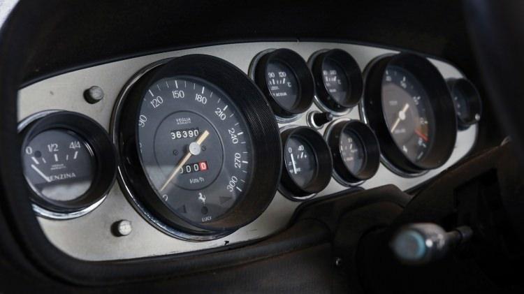 <p>Otomobil uzun yıllar sonra bulunduğunda ise kilometre saati 33.390'ı gösteriyordu.</p>
