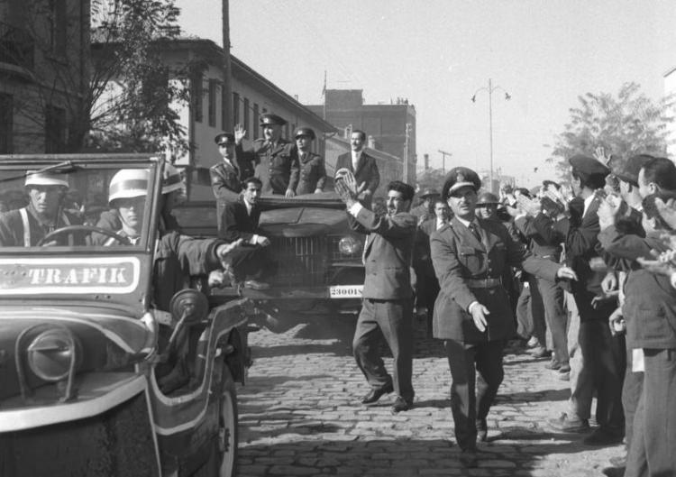 <p>Milli Birlik Komitesi (MBK) Devlet ve Hükümet Başkanı, Türk Silahlı Kuvvetleri Başkomutanı Org. Cemal Gürsel, 27 Mayıs ihtilali sonrası Ankara sokaklarında.</p>