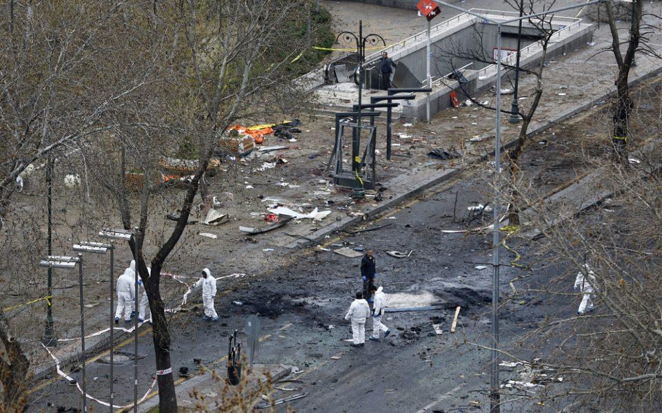 <p>Kızılay metrosunun ve Atatürk Bulvarı’nın kapalı olmasından dolayı, vatandaşlar sabah işlerine gitmek için alternatif yollar aradı. Bölge esnafı, güne iş yerlerinin önündeki kırılan camları temizleyerek başladı.</p>
<p> </p>