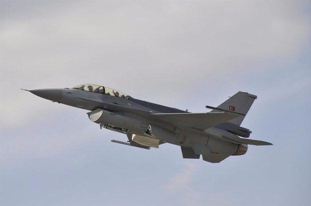 <p><strong>8 Şubat 1995, Ege Denizi</strong><br />
<br />
Uçak, Ege Denizi üzerinde Yunan Mirage uçaklarıyla yapılan it dalaşı sırasında Rodos Adası yakınlarında yakıt pompası sorunu nedeniyle düştü. Kazada pilot sağ kurtuldu. Yunan Deniz Kuvvetleri'ne bağlı bir helikopter tarafından alınarak Rodos'ta hastaneye kaldırıldı.</p>
<p> </p>
<p> </p>