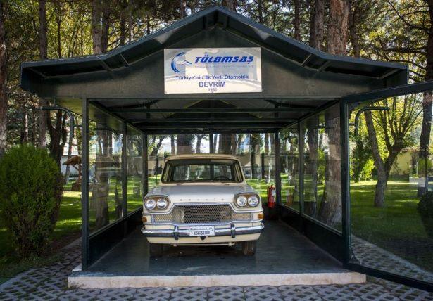 <p>Toplam ağırlığı bin 250 kilogram ve saatte maksimum 140 kilometre hız göstergesine sahip olan otomobilin deposuna, güvenlik gerekçesiyle de benzin konulmuyor.</p>
<p> </p>