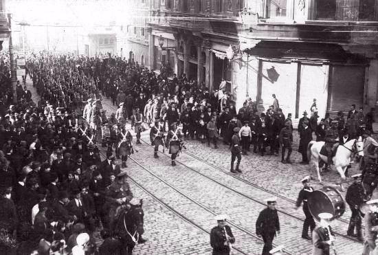 <p> İşgal kuvvetleri bando eşliğinde Tünel’den Taksim’e doğru zafer edalarıyla ilerliyor</p>

<p> </p>
