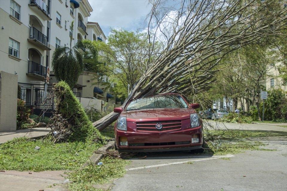 <p>Yetkililer, kasırgada 6 kişinin yaşamını yitirdiği eyalette elektrik hatlarının onarılmasının haftalarca sürebileceğini bildirdi. Kasırga Miami kentinde büyük hasara yol açtı.</p>
