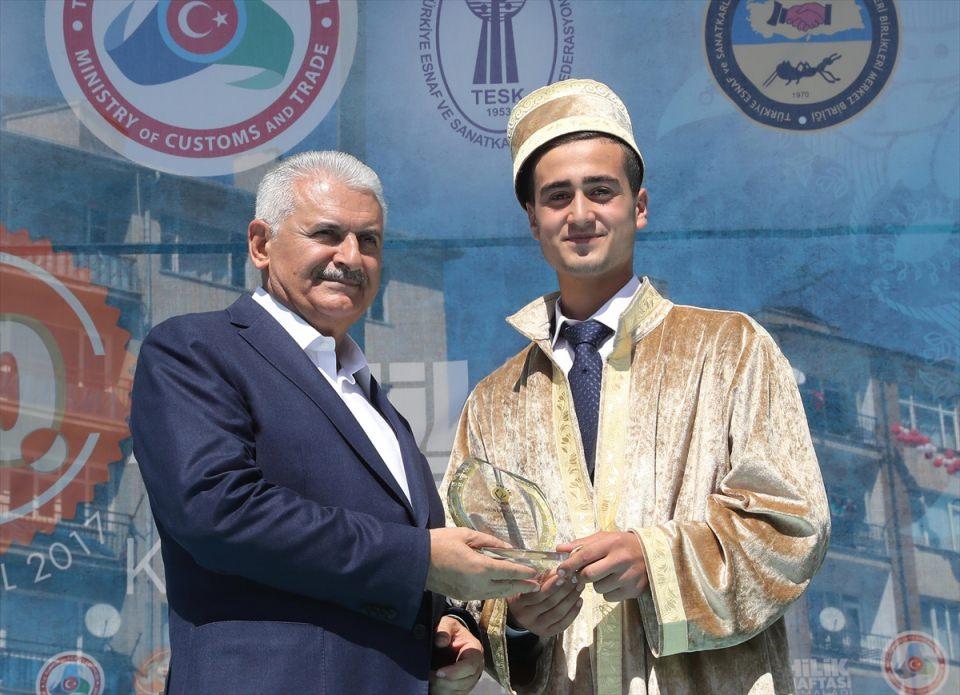 <p>Başbakan Binali Yıldırım, 30. Ahilik Haftası Kutlama Programı'na katılmak üzere geldiği Kırşehir'de Cacabey Meydanı'nda düzenlenen törene katıldı. Başbakan Yıldırım, Yılın çırağı ödülünü verdi.</p>
