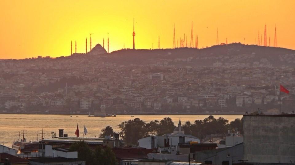 <p>İstanbul’da Çamlıca Camii’nin minarelerinin arasından doğan güneş, kartpostallık görüntülere sahne olurken, İstanbul’un güzelliğini de bir kez daha gözler önüne serdi. <br />
 </p>

