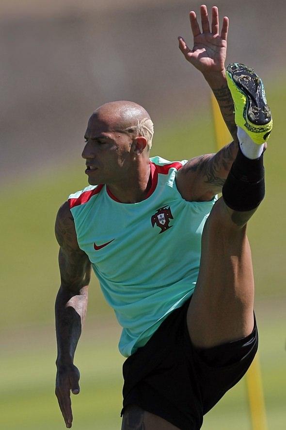 <p>Yarın Fransa ile oynanacak final maçı öncesi son antrenmanlarını yapan Portekiz'de sahaya çıkan Quaresma sarıya boyattığı 'kartal tüyü' deseniyle yine gündeme oturdu.</p>