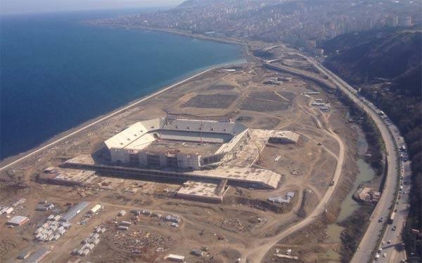 <p>Yönetim, stada bir AVM'nin yanı sıra, otopark ve yakınlara da bir otopark yaparak, yıllık 10 milyon euro'luk bir gelir elde etmenin hazırlığı içinde.</p>
<p> </p>