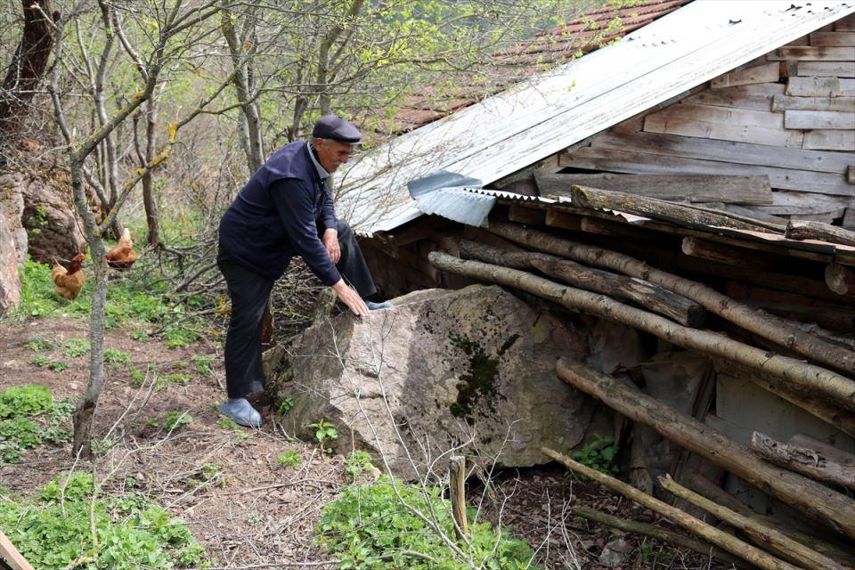 <p>Köyü tehdit eden kayaların bir an önce kaldırılması gerektiğini belirten Karaduman, şöyle devam etti:</p>
<p> </p>