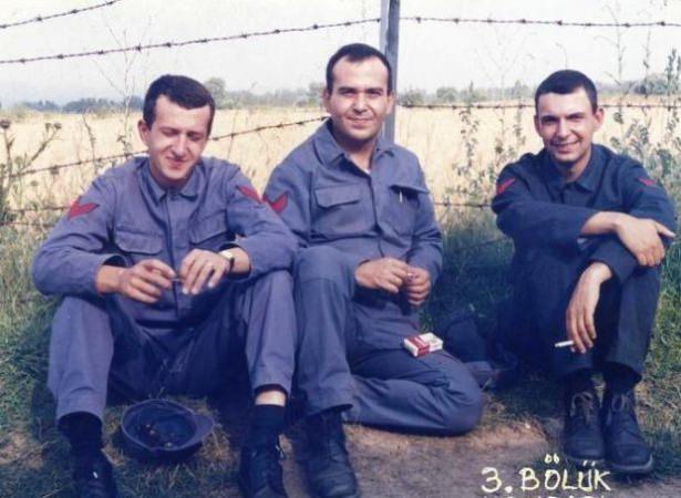 <p>Bu fotoğraf yıllar önce Kütahya Hava Er Eğitim Tugayı'nda çekildi.. Bu üç kişiden biri de sonradan çok ünlü oldu. En sağdaki bu ünlüyü tanıdınız mı..</p>
<p> </p>