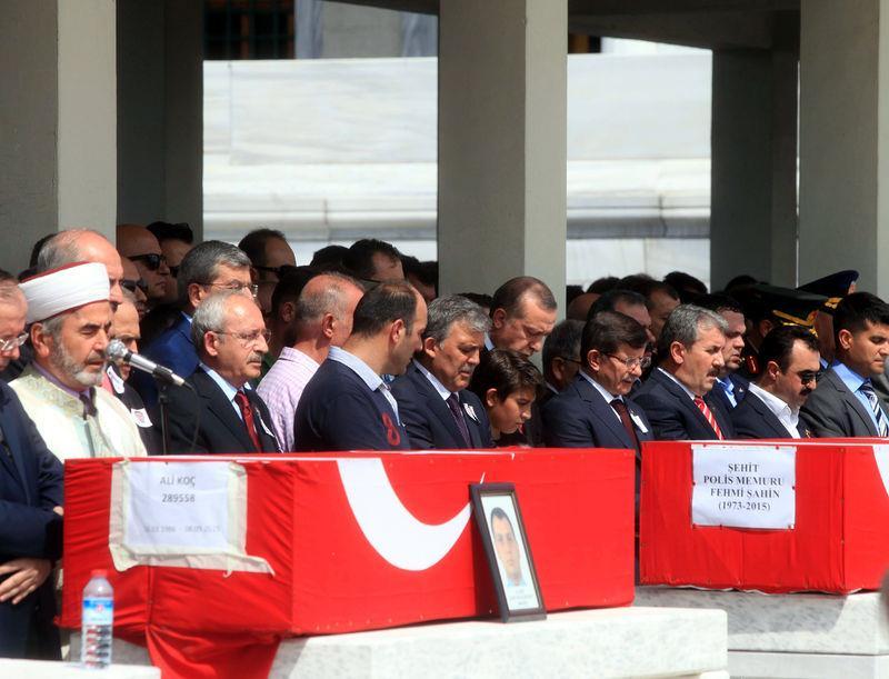 <p><strong>DEVLETİN ZİRVESİ TAM KADRO KATILDI</strong></p>
<p>Omuz omuza şehit olan polis memurları Fehmi Şahin ve Ali Koç'un cenazesi Ankara Kocatepe Cami'sinden kaldırıldı.<br />
</p>