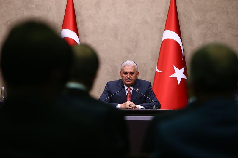 <p><strong>CHP’NİN KALESİNDE OYLARI YÜKSELTTİ</strong></p>
<p>AK Parti 30 Mart 2014 yerel seçimlerinde İzmir Belediye Başkanı adayı olarak Yıldırım’ı gösterdi. Yıldırım CHP’nin kalesi olan İzmir’de kazanamayacağını bile bile risk aldı ve bu nedenle bakanlık görevinden ayrıldı. Bakanlığı 26 Aralık 2013’te Karaman Milletvekili Lütfi Elvan’a devretti. Yıldırım yerel seçimde partisinin İzmir’de yüzde 30’lar civarındaki oyunu, yüzde 36’ya yükseltti, kazandığı belediye sayısını da 1’den 6’ya çıkardı.</p>