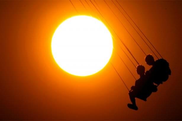<p>Güneşten salınan enerji o kadar fazladır ki, güneşin 1 saniyede yarattığı enerji 100 Milyar atom bombası enerjisinden büyüktür.</p>