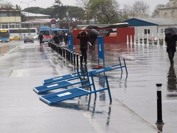 <p>Fırtınanın etkisiyle ana arterlerde ve ara sokaklarda trafik durma noktasına gelirken, deniz ulaşımı da hava şartlarından olumsuz etkileniyor.</p>
<p> </p>