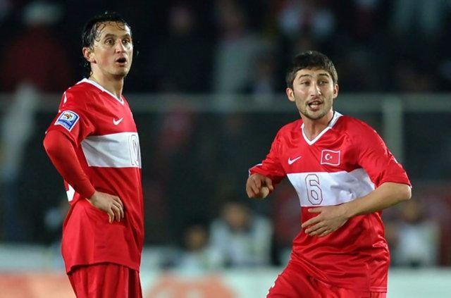 <p>Çabası ve fedakarlıklarıyla Fatih Terim'in favorisi olan Sabri, tüm eleştirilere rağmen turnuva boyunca takımın vazgeçilmezi olmayı başardı. Galatasaray ile 5 lig şampiyonluğu yaşayan Sabri, sonradan youna girdiği Çek Cumhuriyeti maçında da galibiyeti tetikleyen isimlerin arasındaydı.</p>

<p> </p>
