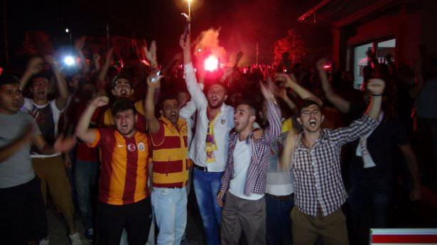 <p>Bu sırada meşaleler yakan taraftarlar, "Felipe Melo'nun askerleriyiz" tezahüratlarıyla deneyimli futbolcuyu destekledi.</p>
<p> </p>