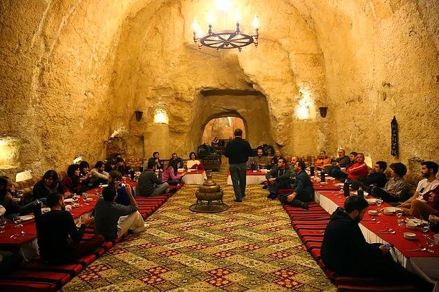 <p><strong>Urfa’da sıra gecelerine katılın</strong><br />
<br />
Türkiye'nin en kalabalık dokuzuncu şehri olan Şanlıurfa'da sıra gecelerine katılmayı ihmal etmeyin.</p>
<p> </p>