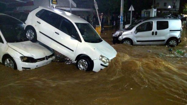 <p>Sel suyunun verdiği zararla cadde ve sokaklar kullanılmaz hale geldi. Bir elektrik direğinin devrilmesi sonucu akıma kapılan sokak köpeği öldü. Sel suyunun çekilmesinden sonra ortaya ortaya çıkan tabloyu gören vatandaşlar gözlerine inanamadı.</p>
