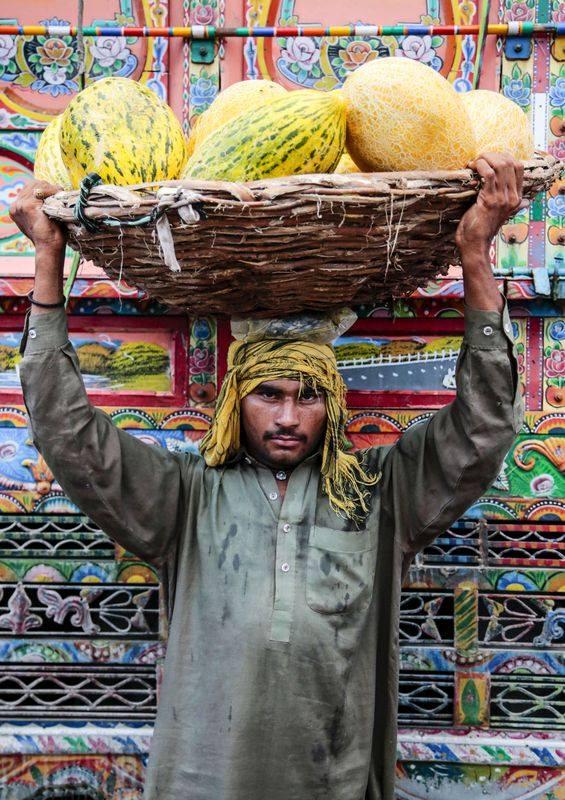 <p>&nbsp;G&uuml;n&uuml;n ilk ışıkları ile birlikte halde başlayan koşuşturmaca i&ccedil;erisinde hamallar, kendilerini kiralayan toptancılara başlarındaki sepetlerle kavun taşıyor.</p>

