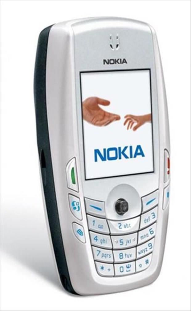 <p><strong>Nokia 6600 – 2003</strong><br />
<br />
Piyasaya çıktıktan kısa süre sonra fenomen haline gelen 6600, Symbian OS Series 60 platformunu kullanan telefonlar içinde en rağbet göreniydi. İleri teknoloji olarak görüldü, tombul tasarımı çok beğenildi, yüksek fiyatına karşın peynir ekmek gibi satıldı.</p>

<p> </p>

<p> </p>
