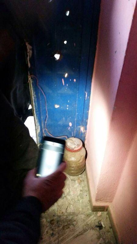 <p>Kapının arkasına yerleştirilen bombalı düzenek..</p>