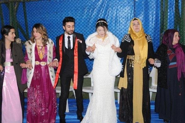 <p>Takı töreni ardından gelin Ham ve damat Kaya, davetlilere kol kola girerek Kürtçe müzikler eşliğinde halay çekti.</p>

<p> </p>
