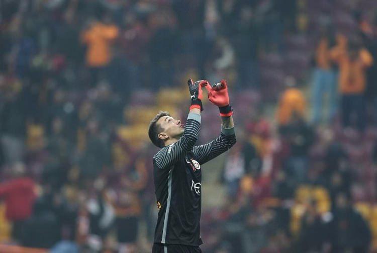 <p>-Muslera<br />
1 değil, 10 numara!</p>
