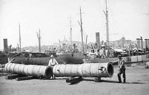 <p>İstanbul'un Fethi sırasında Fatih'in kullandığı toplar İngiliz askerleri tarafından Kasımpaşa'dan gemilere yüklenip İngiltereye gönderildi/ 1920</p>