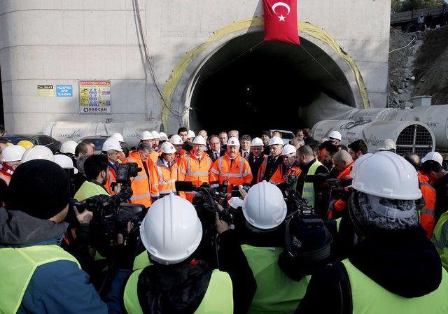 <p>Ayrıca sağ tüpte 592 metre, sol tüpte bin 296 metre olmak üzere toplam bin 888 metre kemer betonu döküldüğü bildirildi.</p>

<p> </p>
