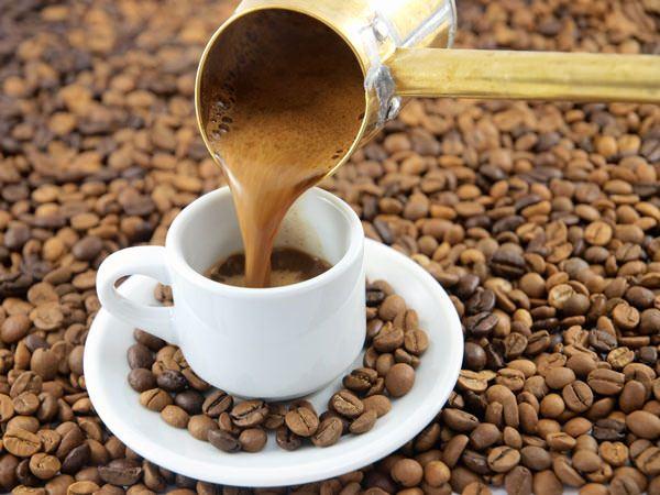 <p>İngiltere'deki Southampton Üniversitesi'nin yaptığı araştırmaya göre; günde 1 fincan kahve içen bireylerde karaciğer hastalığına yakalanma riski yüzde 20, </p>
