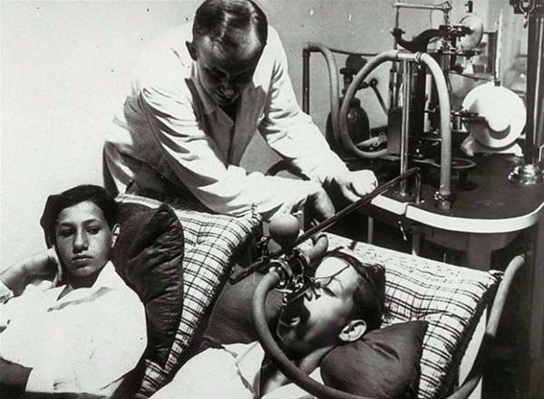 <p>Josef Mengele'nin Çalışmaları<br />
<br />
Nazilerin ünlü doktoru ikizler üzerinde çalıştı. Birçok Yahudi ikiz deneyler sırasında katledildi. Mengele Aryan annelerinin ikiz çocuklar doğurup gelecek neslin kurtarılmasını amaçlıyordu.</p>
