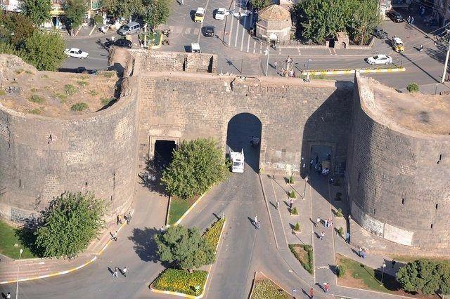 <p><strong>Diyarbakır</strong></p>
<p>Kayıtlı Suriyeli: 29,753</p>
<p>Şehir Nüfusu: 1,673,119</p>
<p>İl nüfusu ile karşılaştırma yüzdesi: 1.78</p>