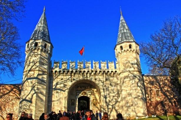<p><strong>Kutsal Emanetler</strong><br />
Konu hep iftar ve sahur olacak değil ya biraz da ruhu doyurmak lazım. Bunun için de en iyi mekan Topkapı Sarayı’ndaki ’Kutsal Emanetler’ bölümü. Hz. Muhammed (s.a.v.) ve dönemine ait birçok eserin bulunduğu bölümde, manevi bir yolculuğa çıkacaksınız.</p>