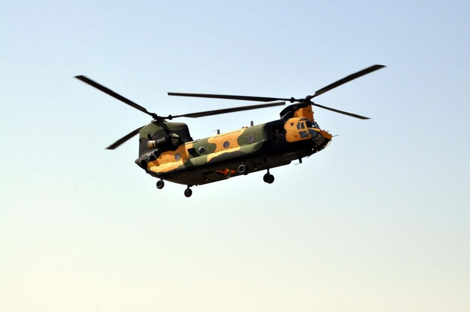 <p><strong>HELİKOPTERDEN GÖSTERİ UÇUŞU</strong></p>
<p>Dünyanın sayılı ordularında bulunan CH-47F helikopterinin uçuş ekibinde iki pilot, iki uçuş ekibi teknisyeni ve bir makineli tüfek nişancısı bulunuyor. </p>