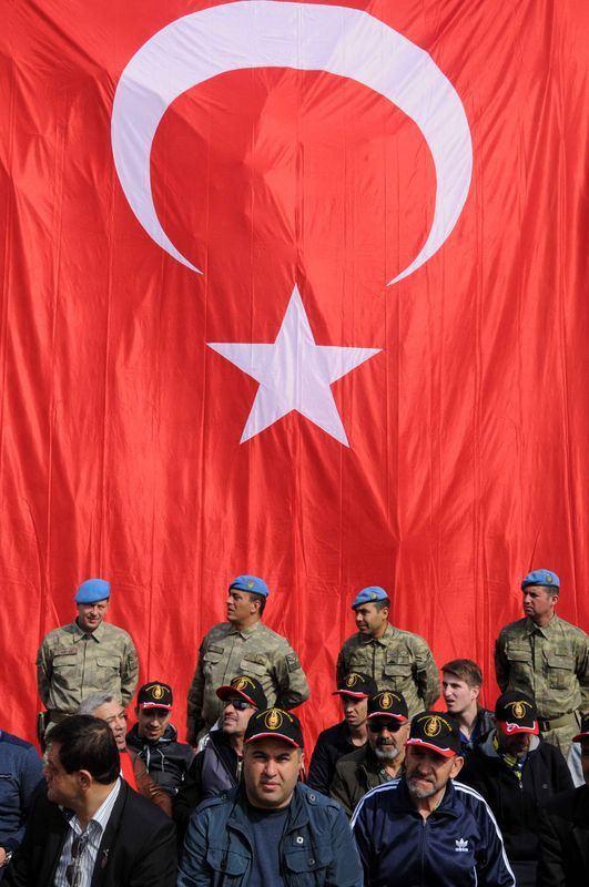 <p>Kuleden tek bacağıyla iki kez inen Vahap Tümen, AA muhabirine yaptığı açıklamada, Bingöl'ün Genç Şehittepe köyünde 1994'te terör örgütü mensuplarıyla çıkan çatışmada tek bacağını yitirdiğini söyledi.</p>

<p> </p>
