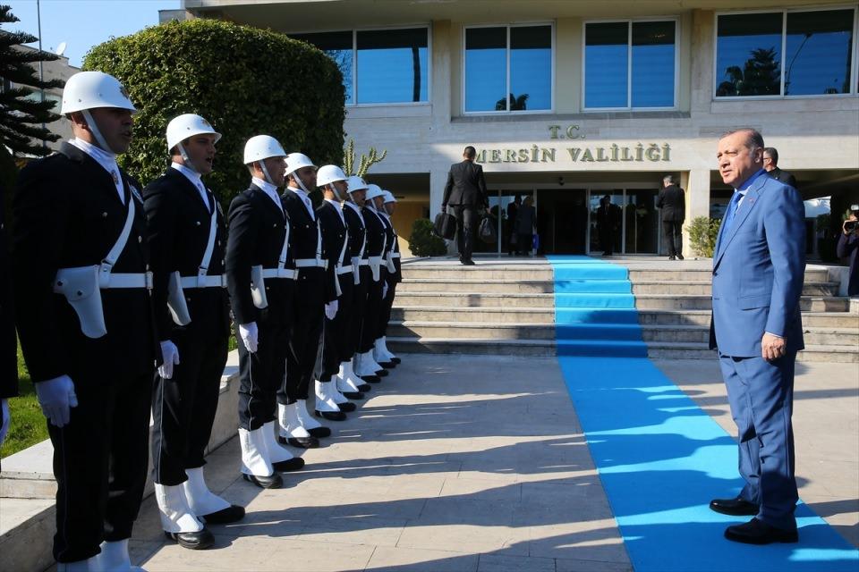 <p> Erdoğan, valiliği ziyaret ederek tören mangasını selamladı.</p>