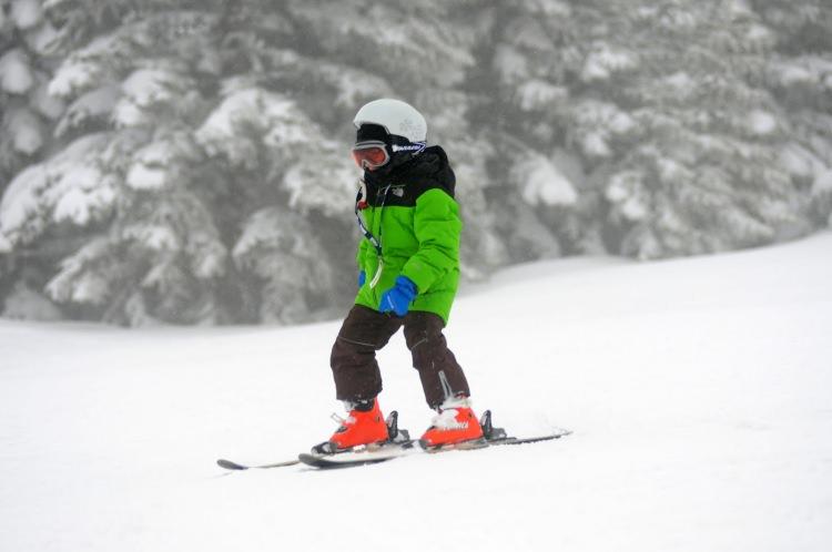 <p>Eğer sizde haftasonunuzu çocuklarınızla birlikte dolu dolu geçirmek için <strong>kayak yapmaya karar verdiyseniz haydi hemen çocuğunuzun kayak kıyafetlerini hazırlamaya başlayın!</strong></p>
