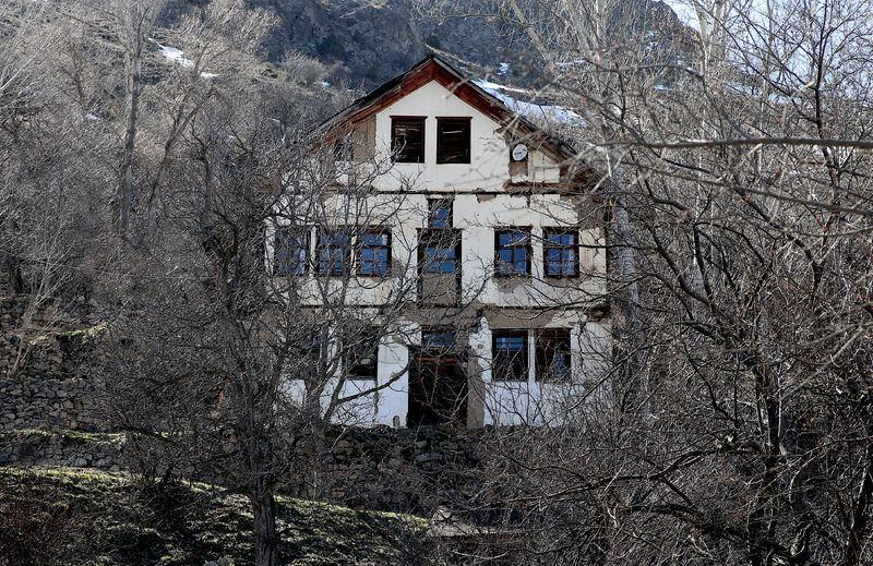 <p>Gümüşhane'nin kuzeybatısında yer alan Süleymaniye Mahallesi, kentin ilk yerleşim yeri olması nedeniyle yöre halkı tarafından "eski Gümüşhane" olarak biliniyor. Gümüş yatağı üzerinde olduğu ileri sürülen mahallenin, coğrafi konumu nedeniyle tarihte birçok medeniyetin geçiş noktasında yer aldığı tarihi kaynaklarda belirtiliyor.</p>

<p> </p>
