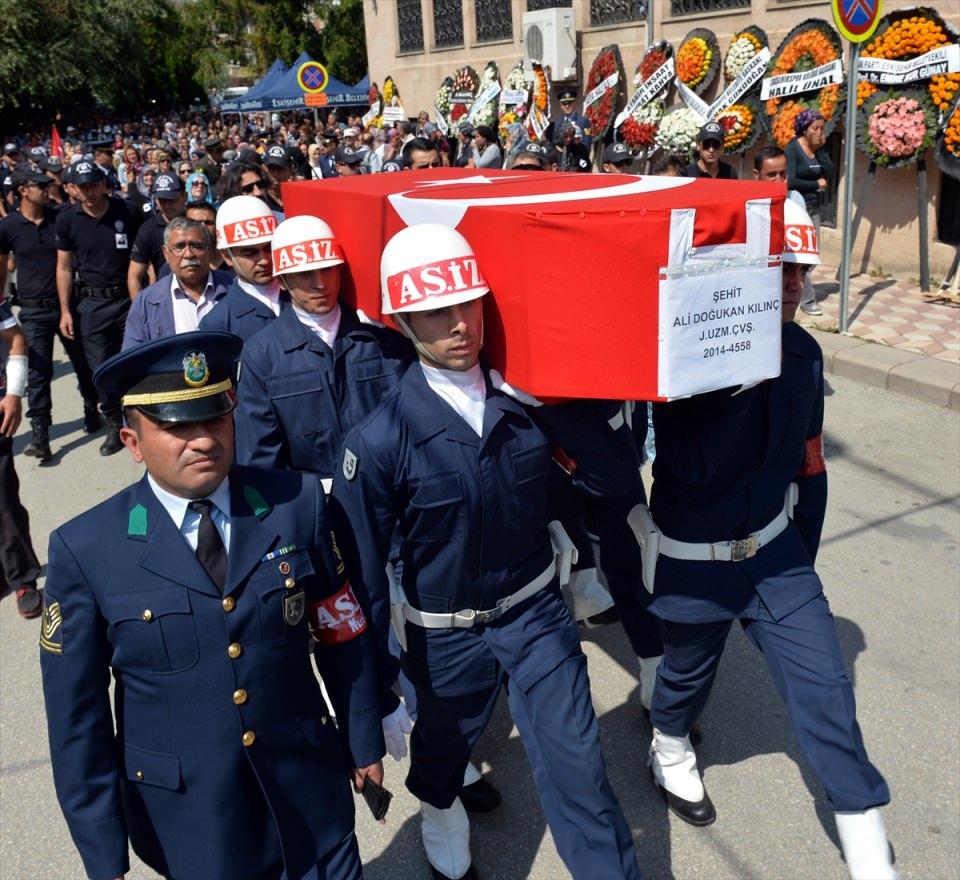 <p>Van'ın Çaldıran ilçesinde terör örgütü PKK'ya yönelik sürdürülen operasyonda şehit düşen Uzman Çavuş Ali Doğukan Kılınç, memleketi Eskişehir'de son yolculuğuna uğurlandı.</p>