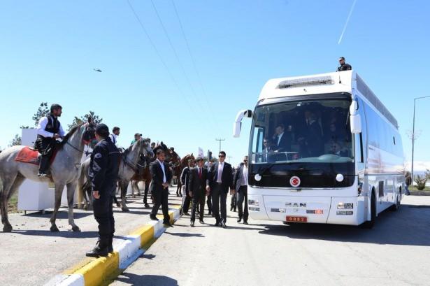 <p>Başbakan Ahmet Davutuğlu miting için geldiği Erzurum'da şehir merkezi girişinde aralarında bayan sporcularında bulunduğu 100 kişilik atlı cirit ekibi tarafından karşılandı.  </p>
