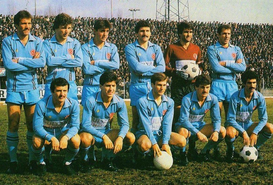 <p><strong>Trabzonspor (1980-1981)</strong></p>
<p>1980-1981 sezonunda, teknik direktör Özkan Sümer yönetiminde Türkiye 1.Ligi’nde şampiyon olan Trabzonspor.</p>
<p>Soldan sağa</p>
<p>Ayaktakiler: Tuncay Soyak, Güngör Şahinkaya, Arif Abanozlu, Hüsnü Özkara, Şenol Güneş, Necati Özçağlayan.</p>
<p>Oturanlar: Turgay Semercioğlu, İskender Günen, Cemil Canalioğlu, Sinan Ünal, Ahmet Ceyhan.</p>