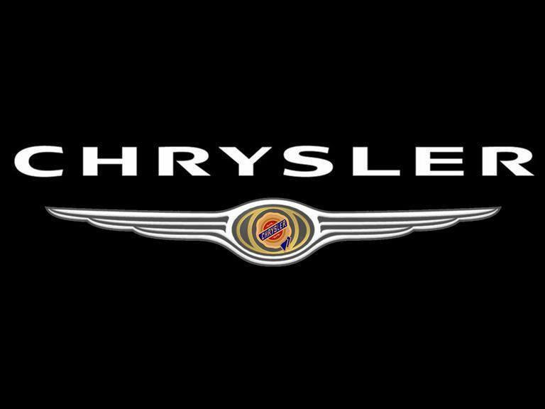 <p><strong>Chrysler</strong></p>

<p>Firmanın kurucu ve sahibi Walter Chrysler'in isteği üzerine, 1998 yılından sonra üretilen Chrysler modellerine 20'li yıllardaki eski amblem takılmaya başlandı. Amblemdeki daireler lastiği, şimşekler ise hızı simgeliyor.</p>
