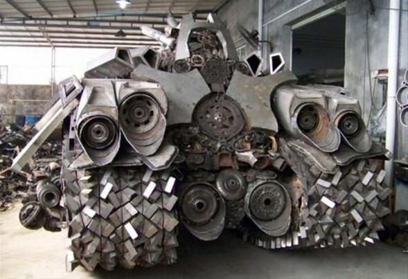<p>4.5 metre uzunluğunda ve 3.2 metre genişliğinde tankın oldukça ilginç paletleri var. Yeri delen keskin paletler yüzünden tankın asfalt yola çıkması yasaklanmış.</p>

<p> </p>
