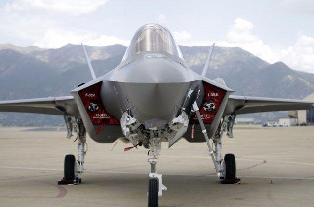 <p>Sistemleri ve dizaynı ile dünya havacılık tarihinde yeni bir sayfa açan F-35'e, Kale Grubu şirketlerinden Kale Havacılık, önemli tedarikçilerden biri olarak katkı verdi. </p>

<p> </p>
