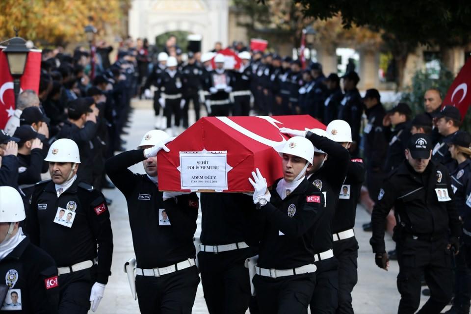 <p>Oğuz'un naaşı, törenin ardından, babası Selim, eşi Belkıs ve annesi Yeter'in gözyaşları arasında toprağa verilmek üzere Aladağ ilçesine gönderildi. </p>

<p> </p>
