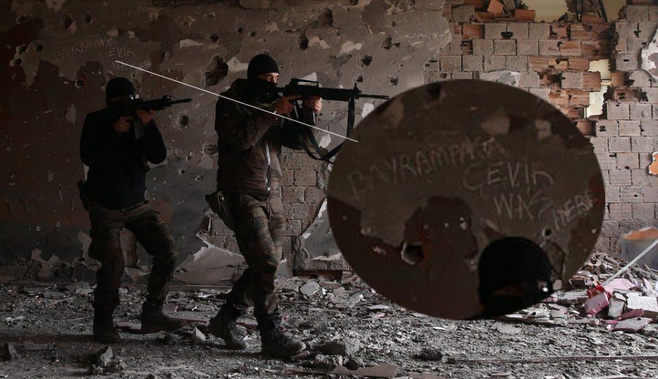 <p><span style="color:#FFFFE0"><strong>Polislerin terör örgütü PKK'ya bıraktığı notta </strong></span><span style="color:#FFD700"><strong>"BAYRAMPAŞA ÇEVİK WAS HERE" , "BAYRAMPAŞA ÇEVİK BURADAYDI"</strong></span><span style="color:#FFFFE0"><strong> yazıyordu.</strong></span></p>
