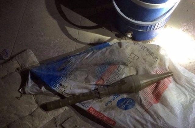 <p>Söz konusu mahallelerde çembere alınan ve çıkış yolları kapatılan teröristler, tüm silah ve mühimmatı yığdıkları bu alanda gizlendikleri binaların duvarlarında açtıkları menfezlerden güvenlik güçlerine ateş ediyor.</p>

<p> </p>
