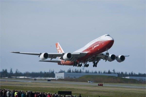 <p>Boeing 747- 8 VIP, bug&uuml;ne kadar &uuml;retilen en uzun u&ccedil;ak ve aynı zamanda en b&uuml;y&uuml;k ikinci u&ccedil;ak olarak kayıtlara ge&ccedil;ti. U&ccedil;ağın d&ouml;rt tane General Electric GEnx motoru var ve aralıksız 14,8 bin kilometre u&ccedil;abiliyor.</p>

<p>&nbsp;</p>
