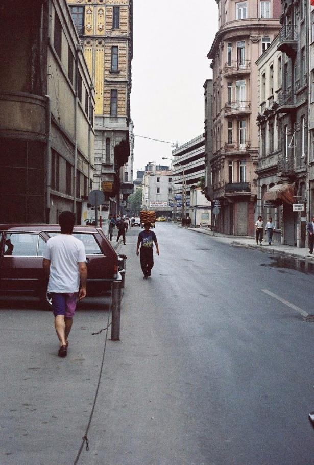 <p>1989<br />
İstanbul sokaklarında bir simitçi</p>