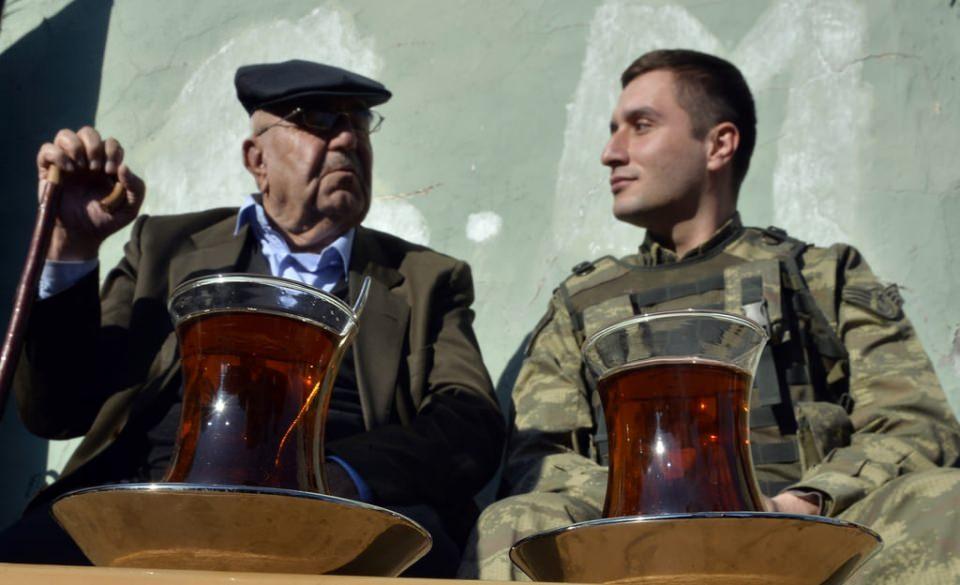<p>"Cahil insanların hareketiyle ilçemiz bu duruma geldi. Güvenlik güçlerimizin müdahalesiyle ilçemiz cahillerden temizlendi" diyen H.T, olayların sona ermesini istediklerini belirtti.</p>

<p> </p>

